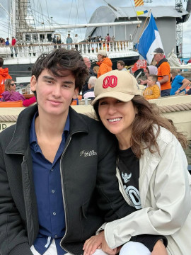 Kartika Sari Dewi Soekarno bersama anaknya Frederik Kiran Soekarno ziarah ke makam Soekarno. IG